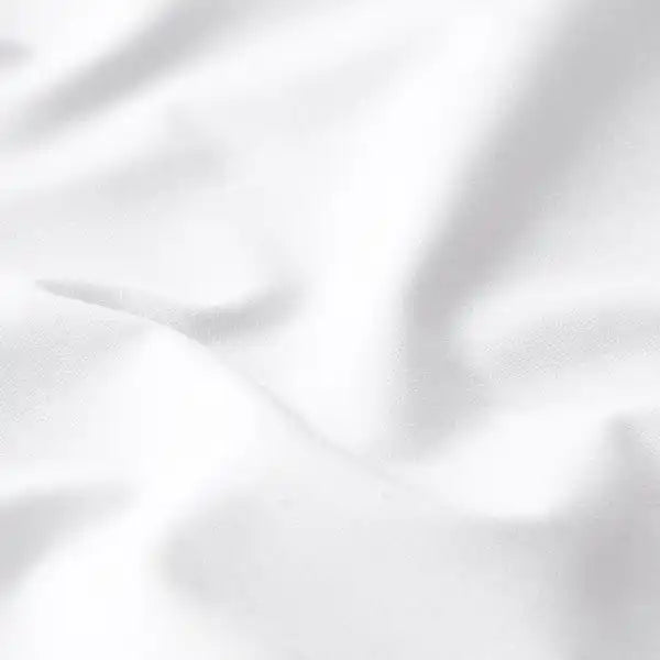 Tissu blanc avec des plis et des rides délicates.