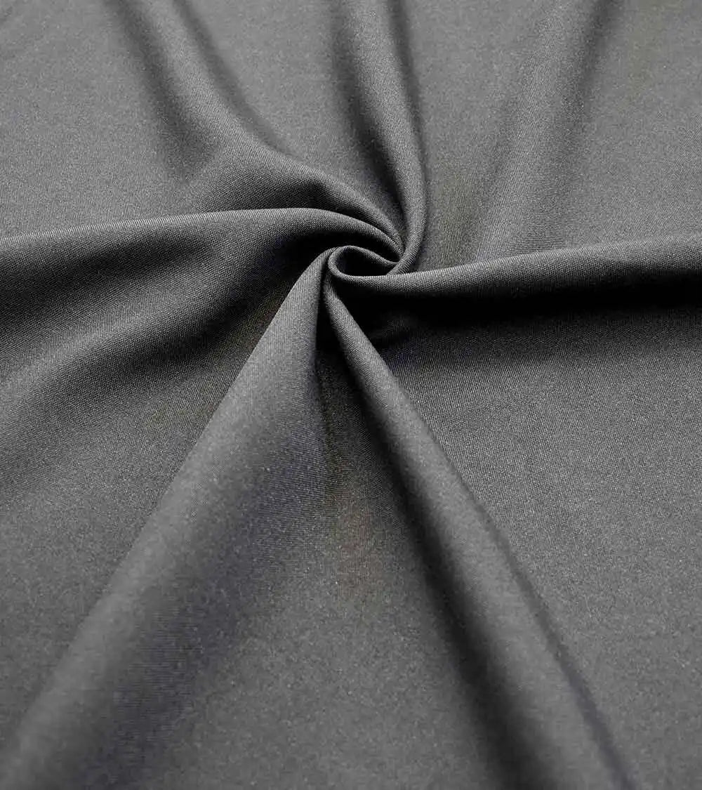 Tissu gris foncé enroulé dans un motif de pli en spirale.