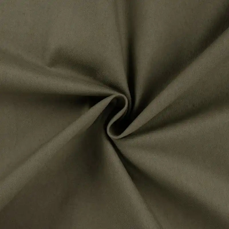 Tissu de couleur olive tordue créant un motif en spirale.